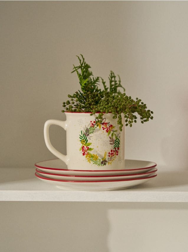 Sinsay - Cană ceramică de Crăciun cu motiv de coroană - multicolor
