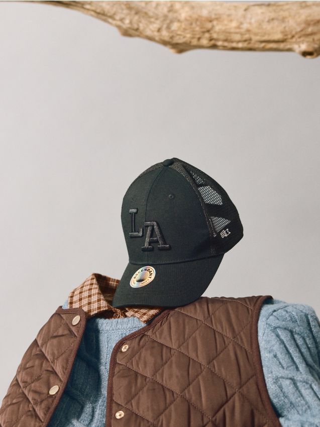 Sinsay - Șapcă cu cozoroc cu broderie LA - negru