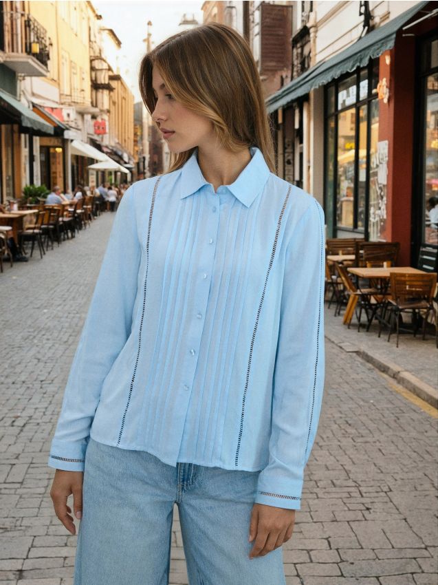 Sinsay - Cămașă regular fit din viscoză cu inserții ajurate - albastru-pal