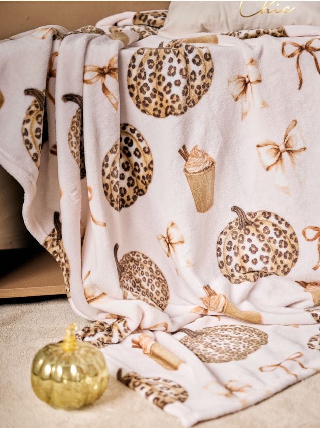 Sinsay - Pătură cu motiv de dovleac cu imprimeu leopard și accente de toamnă - crem