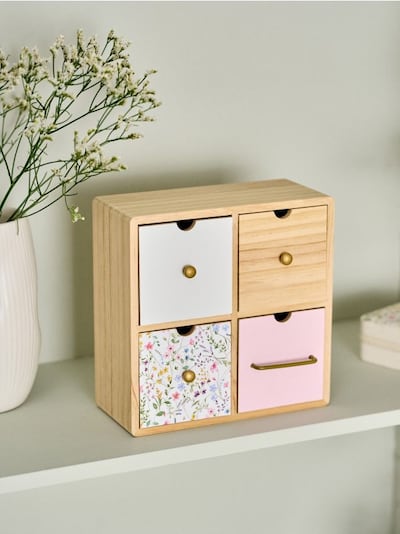 Komoda s štirimi predali