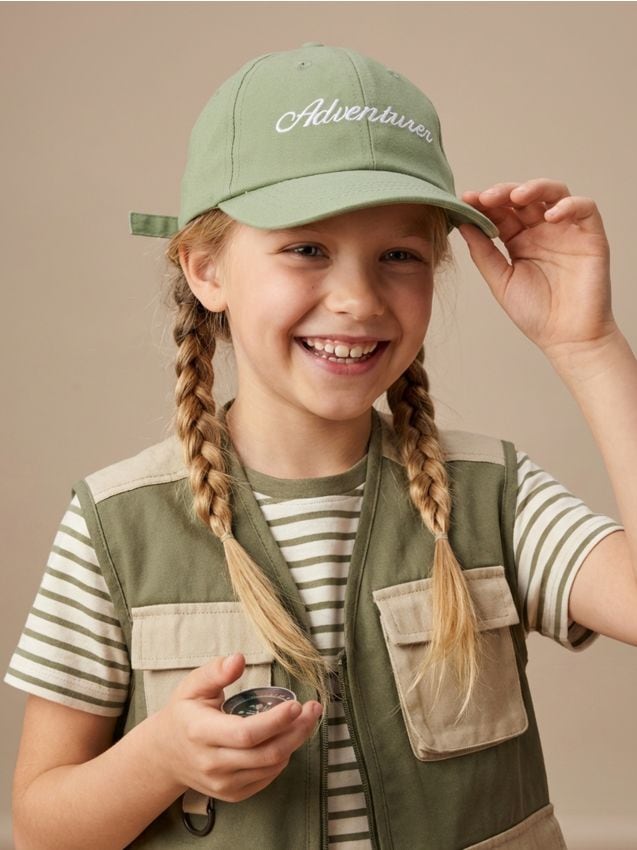 Sinsay - Șapcă cu cozoroc și inscripție brodată - verde