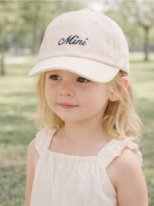 Sinsay - Șapcă cu cozoroc și inscripție brodată - nude