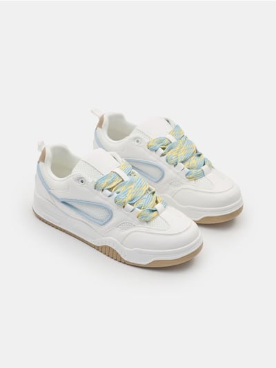 Sneakers mit dekorativen Schnürsenkeln