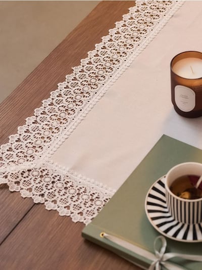 Доріжка на стіл з мереживом