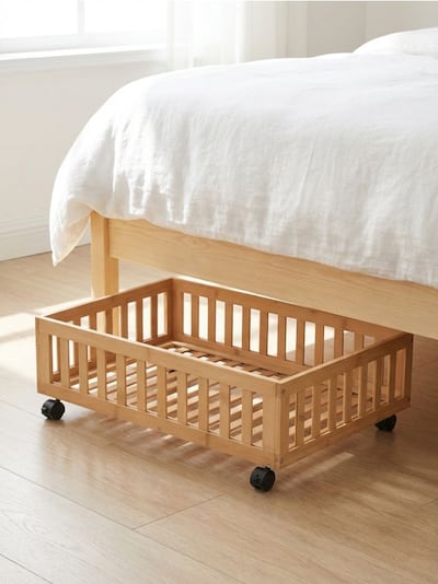 Bambusest hoiukast ratastel