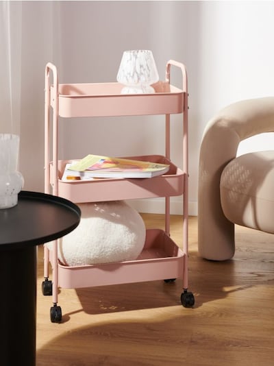 Trīs līmeņu plaukts ar riteņiem