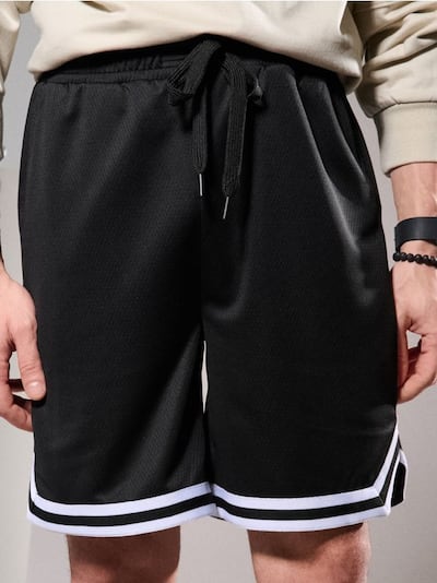 Pantaloni scurți în stil baschet