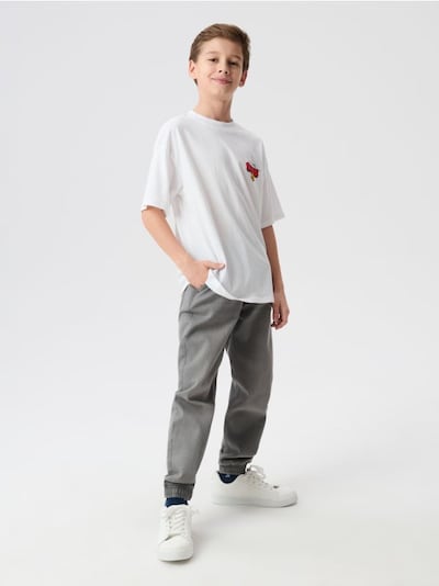 Pestud efekti ja džogger teksad