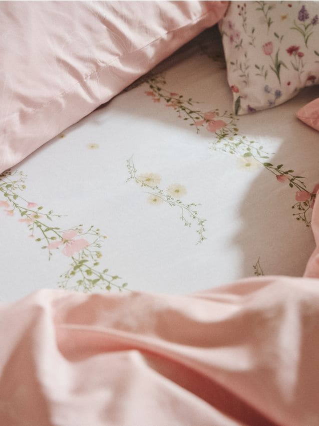 Sinsay - Cearceaf din bumbac cu elastic și model floral - crem