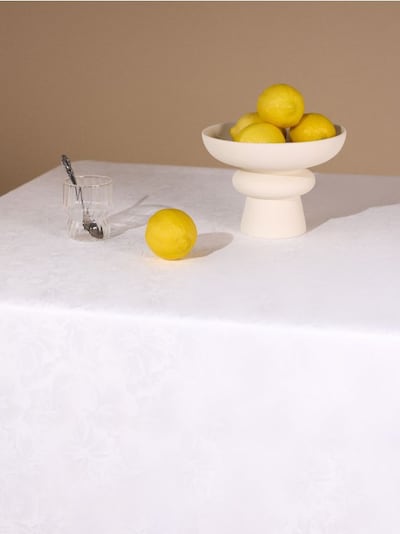 Скатертина з декоративним візерунком