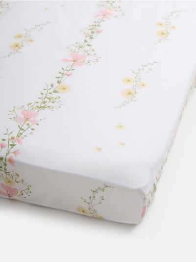 Бавовняне простирадло на резинці з квітковим мотивом