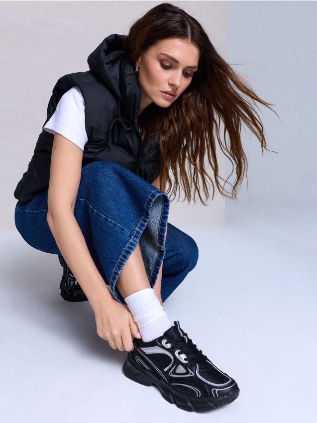 Sinsay - Sneakers cu șireturi cu detalii argintii - negru