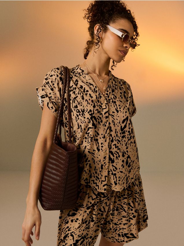 Sinsay - Cămașă din vâscoză cu mâneci scurte și imprimeu leopard - bej