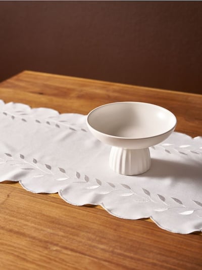 Bieżnik z haftowanym motywem liści