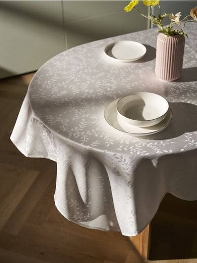 Покривка с релефен шарен мотив на клонки