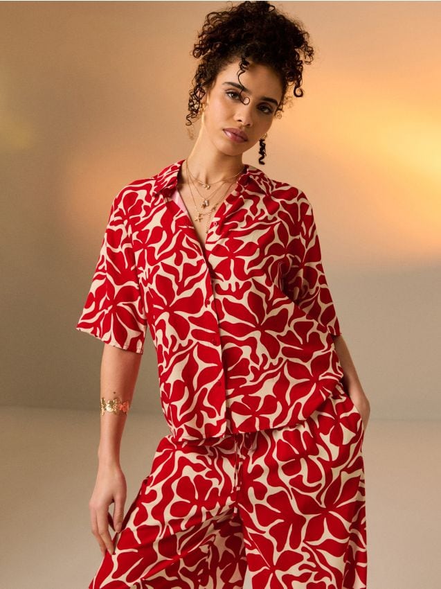 Sinsay - Wiskozowa koszula regular fit z krótkim rękawem - czerwony