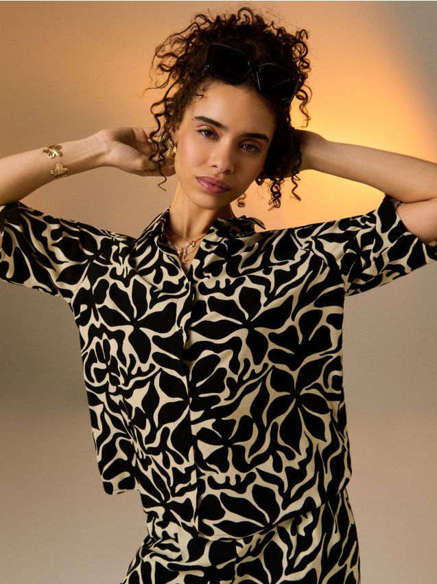 Sinsay - Cămașă din viscoză regular fit cu mânecă scurtă - negru