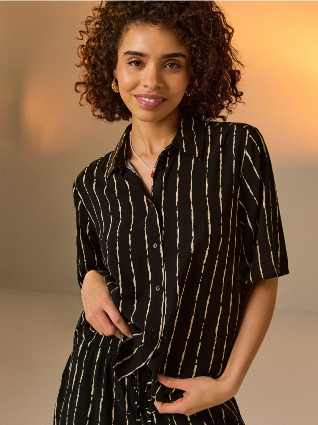 Sinsay - Cămașă din viscoză regular fit cu mânecă scurtă - negru