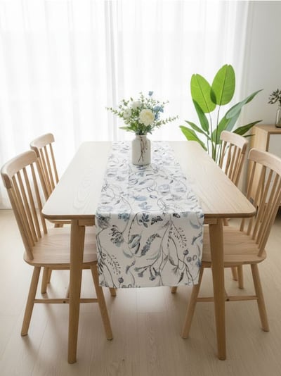 Stolnjak trkač s biljnim uzorkom