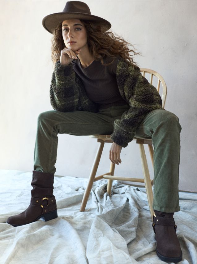 Sinsay - Pantaloni din catifea reiată straight slim cu talie medie - verde