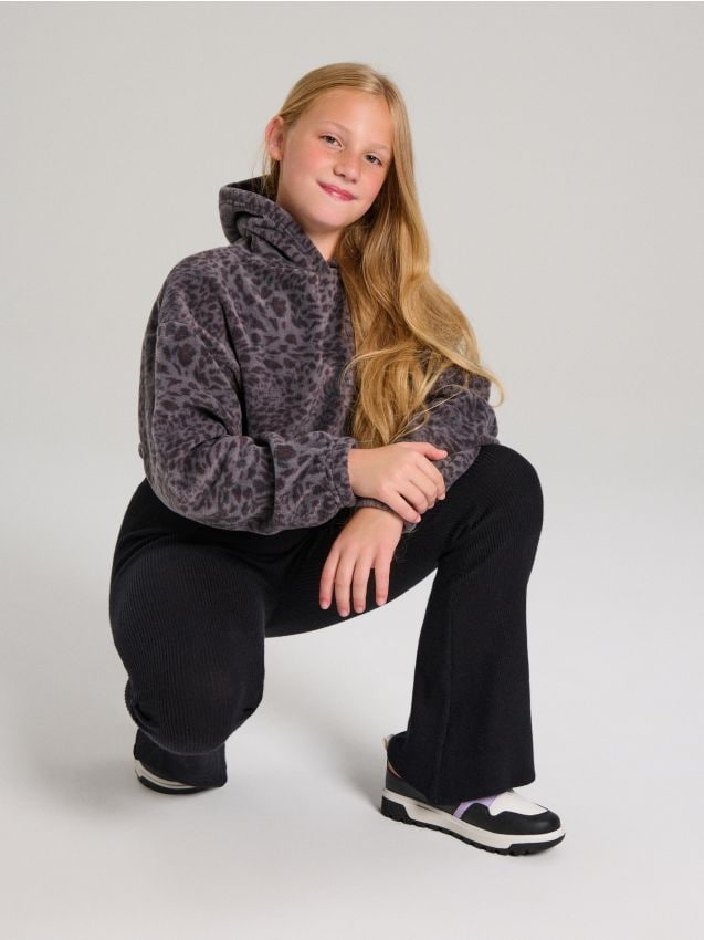 Sinsay - Bluză sport din fleece, cu glugă - gri-neutru