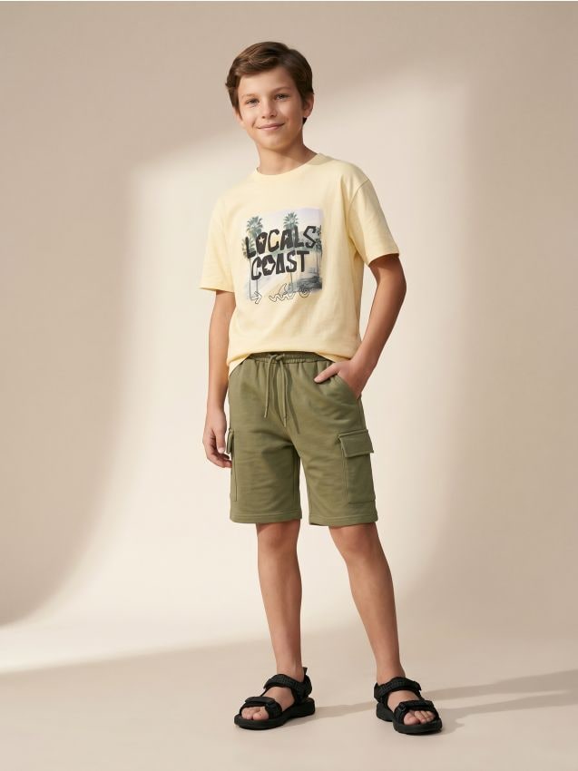 Sinsay - Pantaloni scurți cargo din trening - green spruce