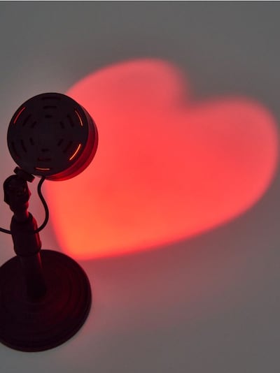 LED lamp, mis projitseerib südame