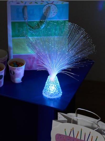 Dekoratiivne LED lamp kiudoptiliste kiududega