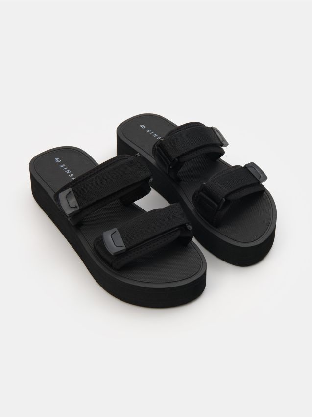 Sinsay - Papuci pe platformă cu barete textile cu velcro - negru
