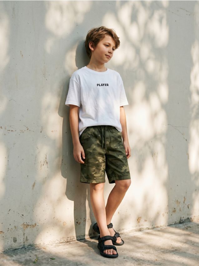 Sinsay - Pantaloni scurți din denim cu imprimeu camuflaj - verde