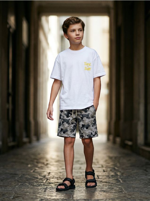 Sinsay - Pantaloni scurți din denim cu imprimeu camuflaj - multicolor