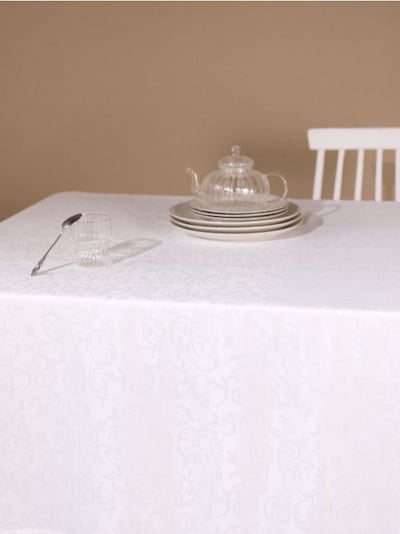 Tischdecke mit dekorativem Muster