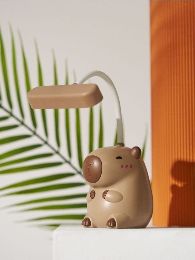 Sinsay - Lampă de birou LED cu motiv capibară - brun-auriu