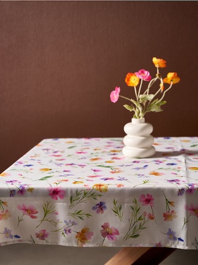 Stolnjak s cvjetnim uzorkom