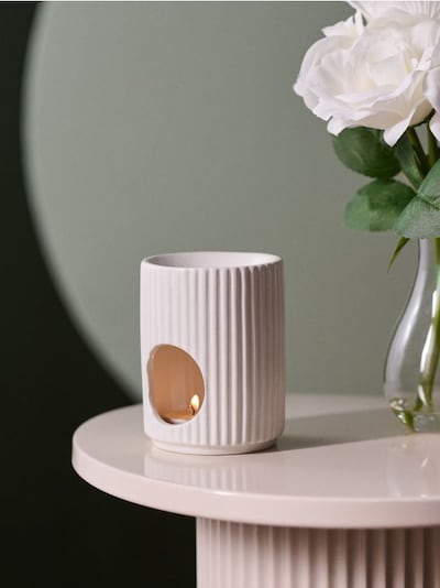 Ceramiczny kominek zapachowy z ryflowaniem