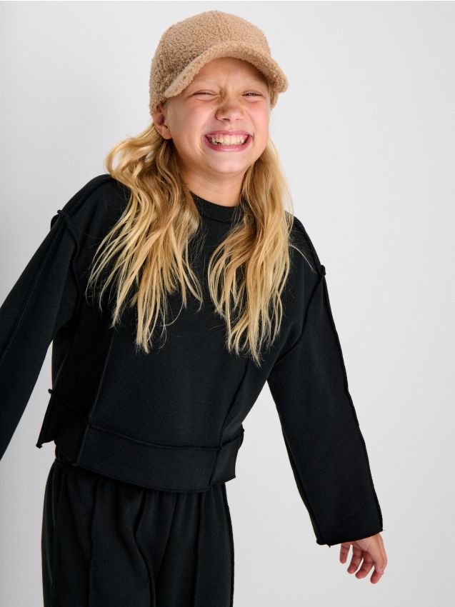 Sinsay - Rebrovaná mikina s okrúhlym výstrihom a flísovou podšívkou - čierna