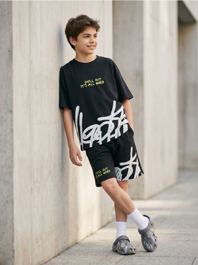 Sinsay - Pantaloni scurți cu imprimeu graffiti - gri-închis