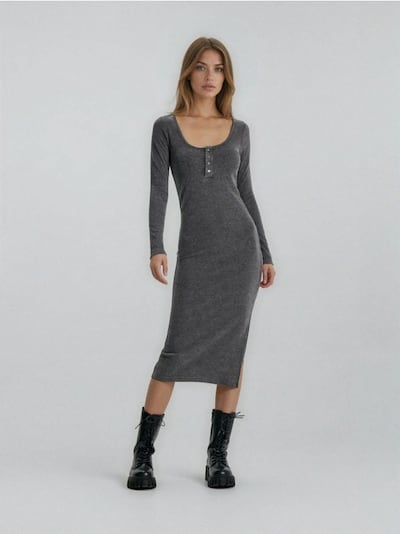 Midi šaty s knoflíky u výstřihu