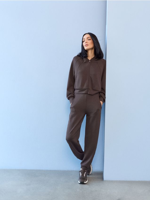 Sinsay - Pantaloni jogger cu amestec de viscoză și cusături - maro