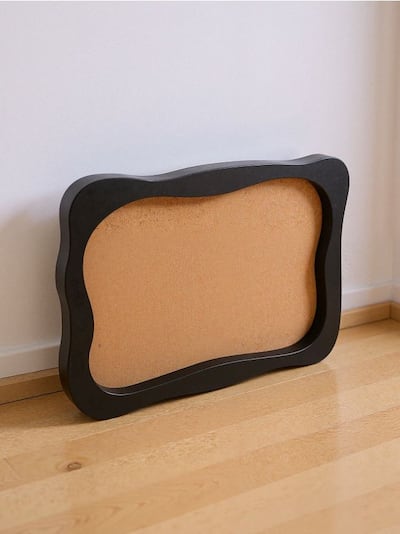 Tablica korkowa w ozdobnej ramie