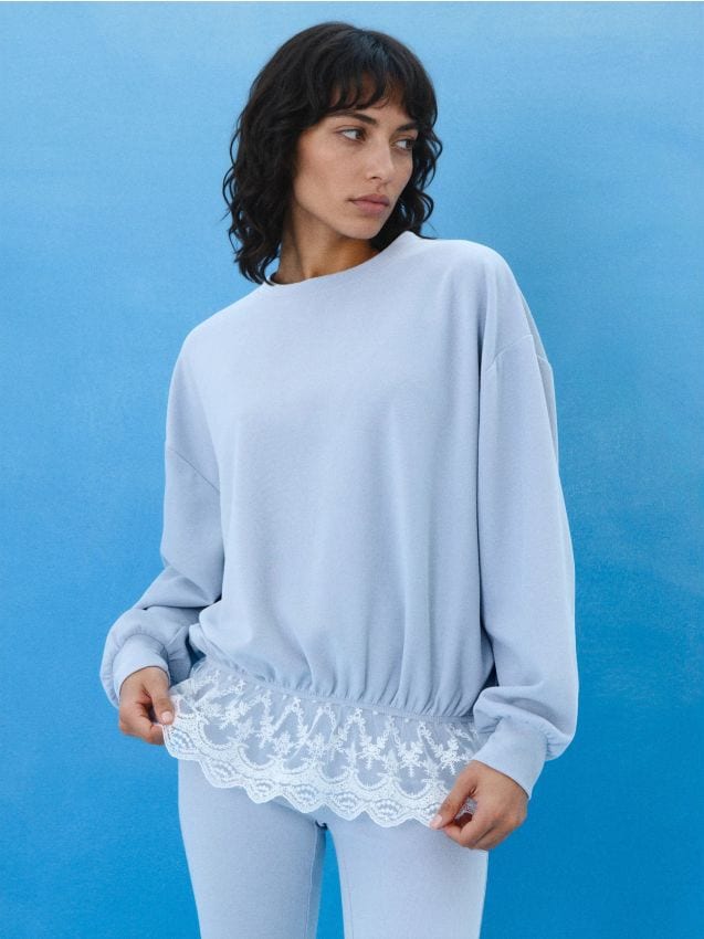 Sinsay - Bluză reiată cu guler rotund, croi lejer, cu dantelă - albastru-pal