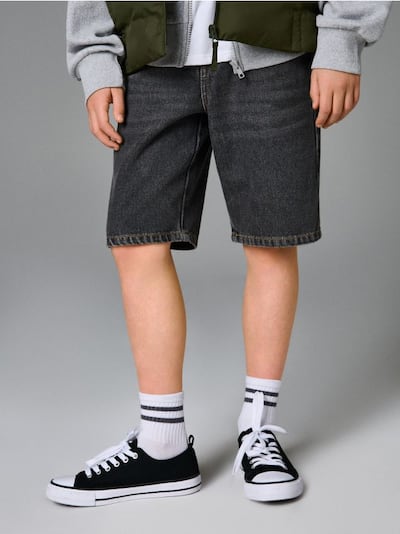 Džins šorts sa ravnim krojem i efektom iznošenja