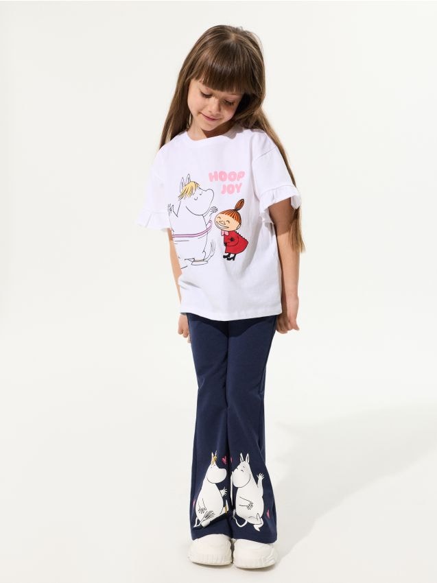 Sinsay - Bawełniane spodnie flare z nadrukiem Moomin - granatowy