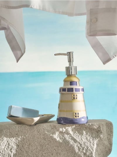 Szappanadagoló világítótorony alakban