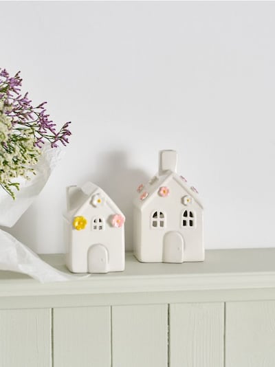 Dekorativer Kerzenhalter aus Keramik in Hausform mit Blumenmotiv