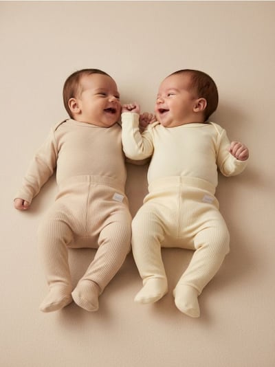 Paket 2 rebraste hlače z zaprtimi stopali