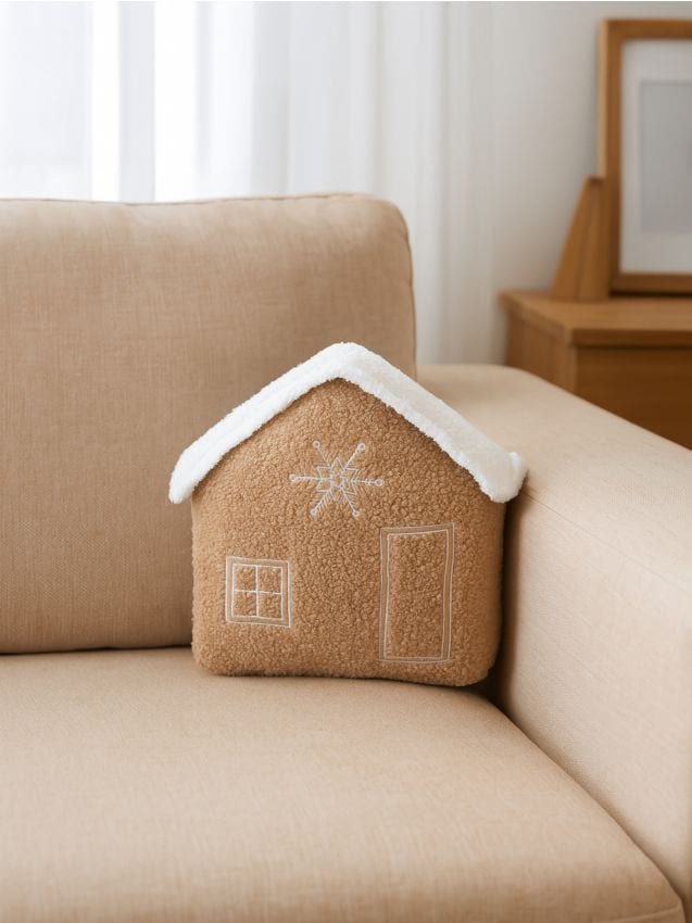 Sinsay - Dekoratívny vankúš v tvare perníkovej chalúpky - viacfarebná