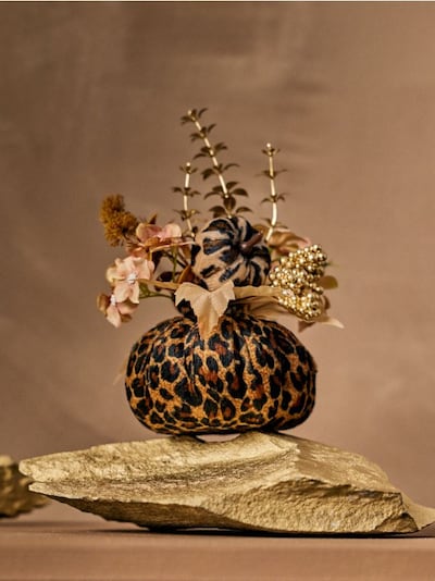 Decorațiune de sine stătătoare în formă de dovleac cu imprimeu leopard și flori