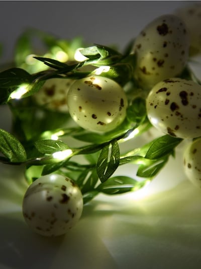 Великденски LED лампички с мотиви на яйца и листа